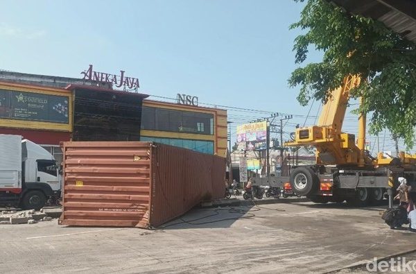 Laka Truk Trailer Vs Truk Gandeng di Jalur Semarang-Kendal, Lalu Lintas Macet