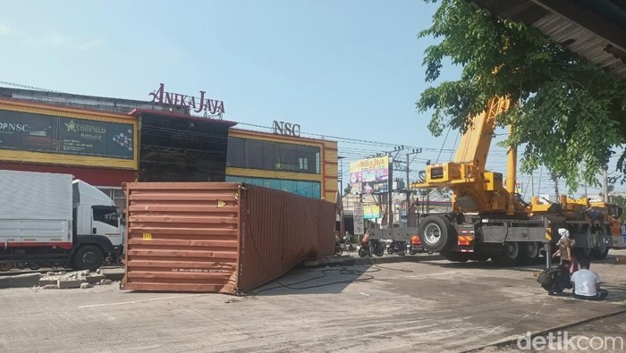 Laka Truk Trailer Vs Truk Gandeng di Jalur Semarang-Kendal, Lalu Lintas Macet